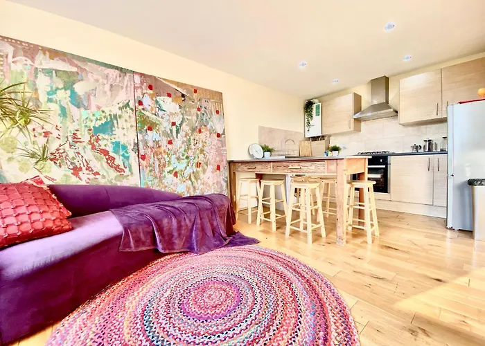 London\'S Central East End 2 Bedroom City Apartments