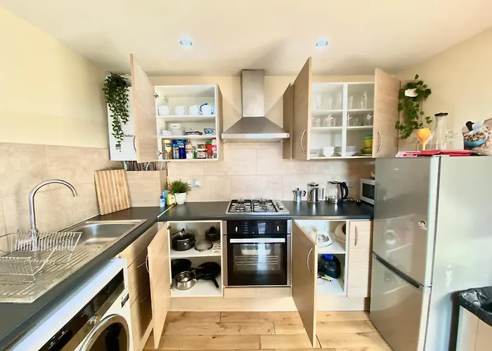 London\'S Central East End 2 Bedroom City Apartments