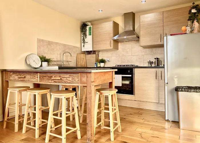 London\'S Central East End 2 Bedroom City Apartments
